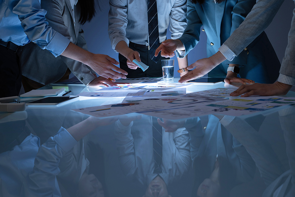 千庫網(wǎng)_商務(wù)人士在辦公室里討論工作_攝影圖編號20083167 千庫網(wǎng)_商務(wù)人士在辦公室里討論工作_攝影圖編號20083167